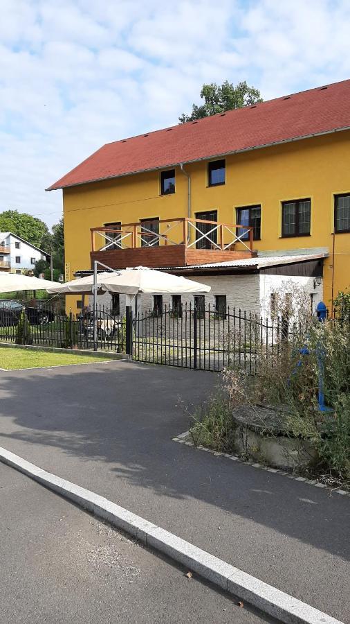 Apartmány-Zámecký Restaurant Jindrichovice Esterno foto